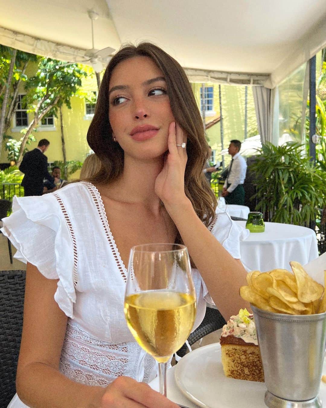 セリーヌ・ファラクのインスタグラム：「A glass of Sauvignon blanc please.」