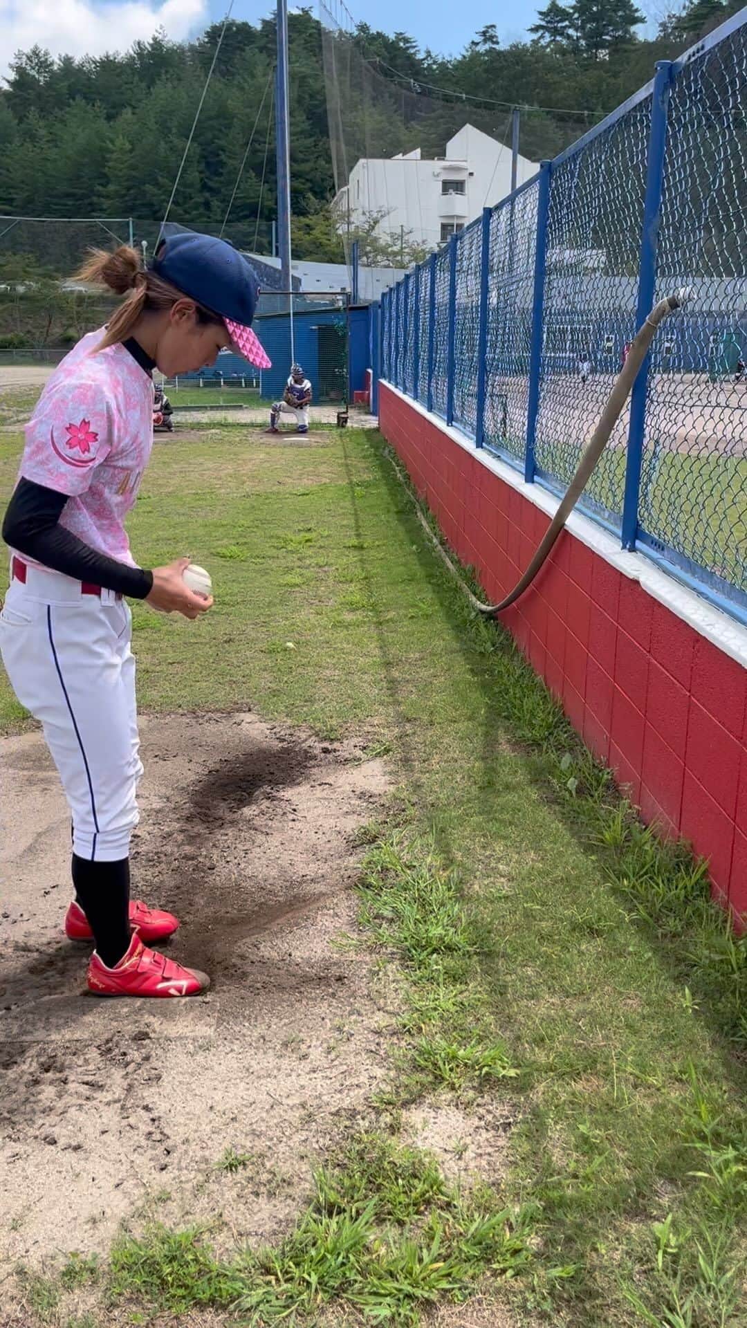 磯崎由加里のインスタグラム：「クラブ選手権に向けて しっかり調整していかなきゃーーー☺️🔥  #女子野球 #野球 #野球女子 #ピッチング #変化球」