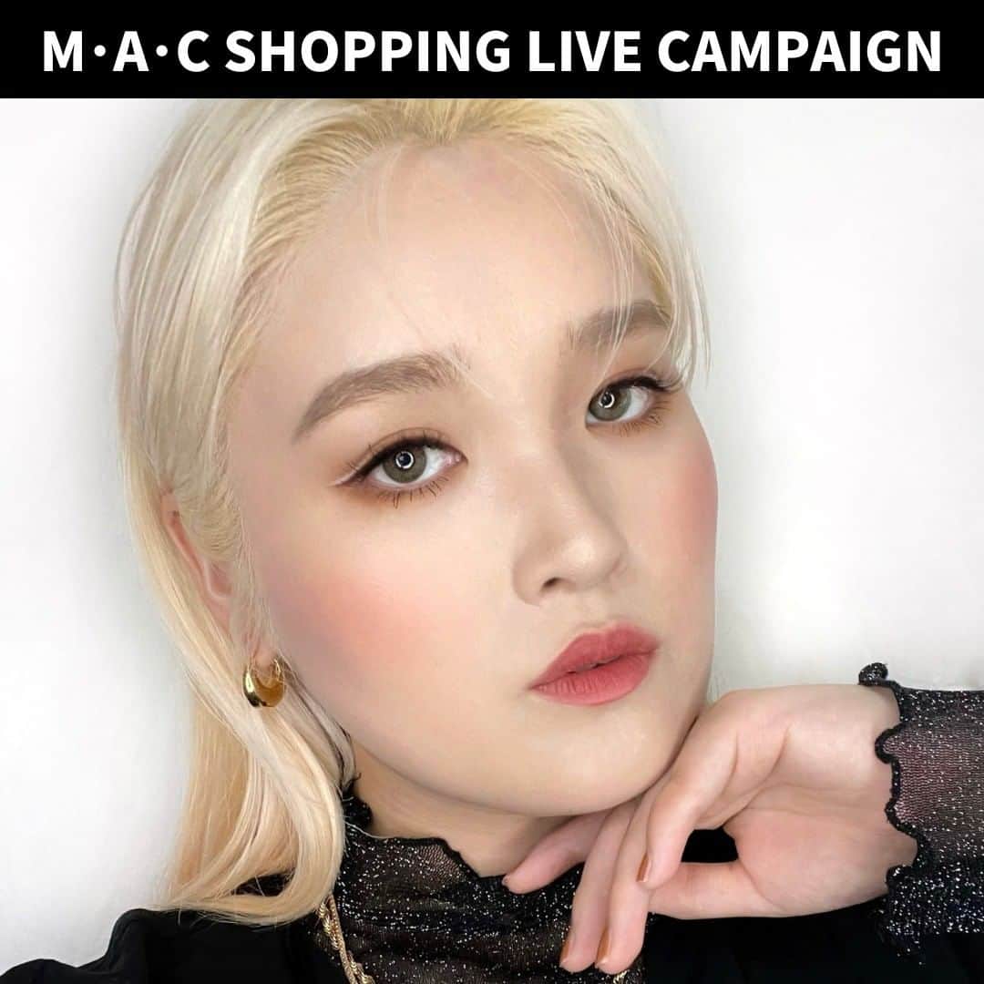 M∙A∙C Cosmetics Japanのインスタグラム：「「LIVEで一緒に解決！ベースメイクお悩み別HOW TO & カラーメイク」をテーマにした、M·A·C SHOPPING LIVEでのご紹介アイテムはこちらです👇　  【MAKO HIRAYAMA @mac_seibu.ikebukuro使用製品】 ＊EYES ☑️M·A·C カラー エクセス ジェル ペンシル / インコラプティブル ☑️M·A·C カラー エクセス ジェル ペンシル / ナッジ ナッジ, インク インク ☑️パウダー キス アイシャドウ / ディーズ バッグス アー デザイナー ☑️スモール アイシャドウ / アンティークト  ＊FACE ☑️ライトフル C+ ティンティッド プライマー SPF 45 ☑️スタジオ フィックス フルイッド SPF 15 ☑️ライトフル C3 ナチュラル シルク パウダー ファンデーション SPF 15 ☑️M∙A∙C ミネラライズ スキンフィニッシュ / ライトスカペード ☑️フィックス+ ステイ オーバー  ＊BLUSH/ LIPS ☑️パウダー キス ベルベット ブラー スリム リップスティック / スウィート シナモン  ＊BRUSH ☑️#240S ラージ テーパード ブレンディング ブラシ  　 【MASAMI YAMADA @masam1101使用製品】 ＊EYES ☑️M·A·C カラー エクセス ジェル ペンシル / パーペチュアル ショック! ☑️パウダー キス アイシャドウ / ライプンド ☑️ダズルシャドウ リキッド / ビーム タイム  ＊FACE ☑️ライトフル C+ ティンティッド プライマー SPF 45 ☑️スタジオ フィックス マッティファイン シャイン コントロール プライマー ☑️スタジオ フィックス フルイッド SPF 15 ☑️ライトフル C3 ナチュラル シルク パウダー ファンデーション SPF 15 ☑️M∙A∙C ミネラライズ スキンフィニッシュ / ライトスカペード ☑️フィックス+ ステイ オーバー  ＊BLUSH/ LIPS ☑️パウダー キス ベルベット ブラー スリム リップスティック / オーバー ザ トープ  ＊BRUSH ☑️#208S アングル ブロウ ブラシ ☑️#286S デュオ ファイバー テーパード ブラシ  【共通使用製品】 ☑️M∙A∙C プレップ プライム 24 アワー エクステンド アイ ベース ☑️M∙A∙C プレップ プライム リップ  🎁特典内容🎁  【LIVE視聴者特典】8/16(火)～8/21(日) 23:59 *数量限定なくなり次第終了 お好きなM･A･C製品を税込￥8,800以上ご購入でプレゼント！  ★プロモーションコード：ライブ中に発表！公式オンラインショップのアーカイブ動画をチェック★ ㅤ * M·A·C 公式オンラインショップ限定キャンペーンとなります。店頭での実施はございません。 * 数量限定につき、なくなり次第終了となります。 * 「ショッピングカート」ページの「キャンペーンコード」欄に、キャンペーンコードを入力いただき、ご注文内容にプレゼント製品が表示されることをご確認ください。 表示されない場合は、ご用意数に達したため終了となります。 * お1人様1会計につき、１セットまでとさせていただきます。 * 他キャンペーンコードとの併用は不可です。  #MACSHOPPINGLIVE」