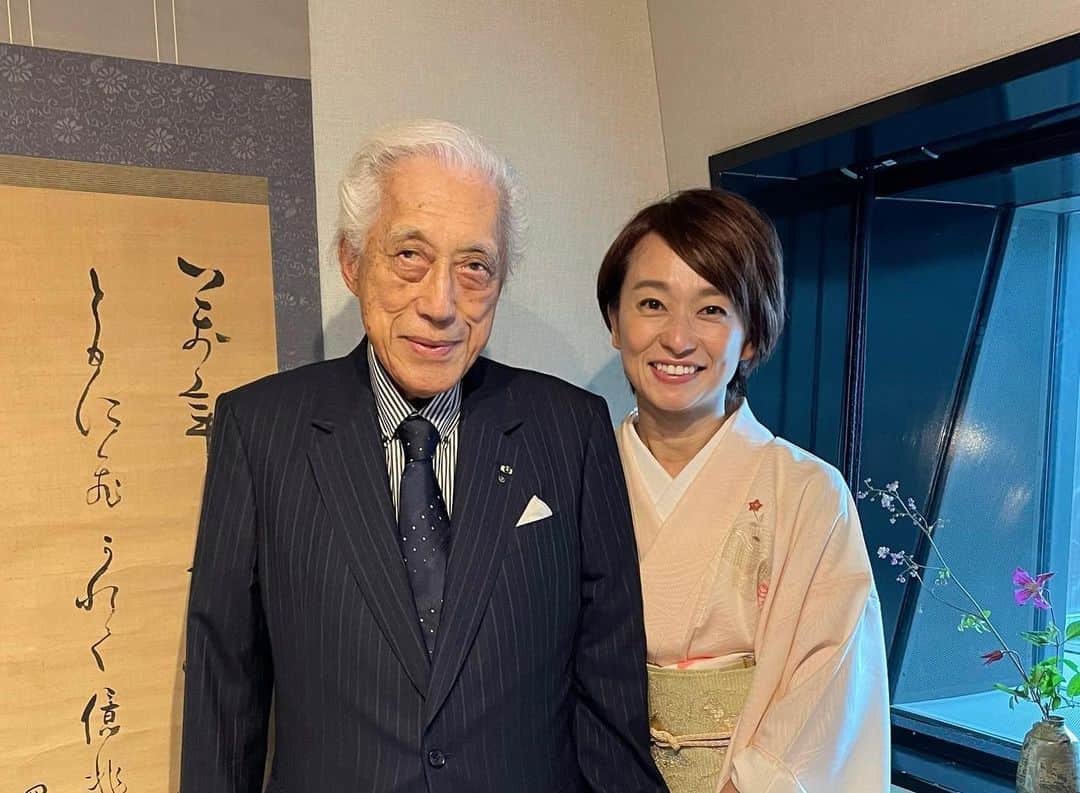 住吉美紀のインスタグラム：「夢が叶った。憧れの存在、尊敬する 茶道 裏千家第15代 前家元 千玄室大宗匠にインタビューをする貴重な機会をいただいたのだ。 ２ヶ月前には想像だにしていなかったこと。 ご縁とタイミングと、蓄積した思いが重なり実現した。  「私が私としてちゃんと生きてきたこと」 「#BlueOcean  を10年半 真面目にやってきたこと」 「社会のためになること」 この３つが、これまでで最も一致した出来事。感無量。  大宗匠はお茶の家に生まれながら、 戦争で海軍航空隊に入隊、 トップガンさながらの飛行訓練の後、 特攻隊に任命され、一度死を覚悟したという経験をされている。 肩を並べて訓練した戦友たちが、 ひとり、またひとりと名を呼ばれ出撃する前の晩、 「別れの茶会」を開き、陣中茶箱でお茶を点ててあげたという凄まじく悲しい、大宗匠ならではの戦争体験をお持ちだ。  その体験のお話と、 茶の湯の心にある平和のお話。 この2点を伺いたかった。 みんなの平和を願う気持ちがことさら強くなっている今年にこそ、放送でみなさんに聴いてもらいたいと思った。  ご体験は本でも拝読していたが、やはり 大宗匠ご自身のお声による語りには圧倒的な力があった。 その時の空気感や思いが感情として伝わり、 伺いながら涙が止まらなくなった。 辛くて悲しい。 なのに99歳の大宗匠の語るお声は 温かさと希望と、生命力に満ちている。 それが私たちの心にも、命のエネルギーとして伝わる。 声の力って本当にすごい。 この日以来、通奏低音のように、 大宗匠の語りが心深くに響き続けている。  どうかこのお声が、 お茶の世界を超え、国境を超え、 たくさんの方の心に届きますように。  そしてこの度、個人的にも お茶の道を志していることの幸せを感じた。 大宗匠のおっしゃるように プラカードの平和ではない、 お茶の”After you” “Excuse me, sir” の心を実践し 平和を広める人となれるよう、日々精進したい。  〜〜〜 15日終戦の日からは 音声配信アプリ #Audee  でも 大宗匠のお話（ノーカット版）をお聴きいただけます。 ぜひお聴きになって、共感されたら、 貴方がぜひ聴かせて差し上げたいと思う方にシェアしてください。 https://audee.jp/voice/show/48398 （リンクはストーリーにアップしています）」