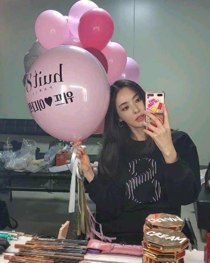 のインスタグラム：「위뜨💗 우리 오늘도 함께 했지!앞으로도 함께 할거고! 다들 늦은 시간까지 너무 고생 했어요👏  #위뜨 #huit」