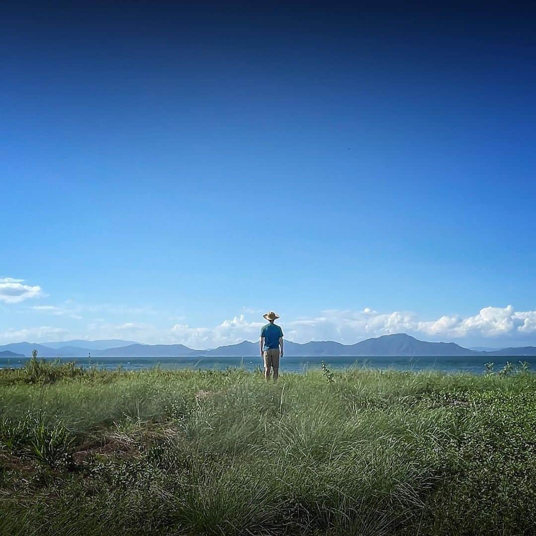 tosa_nishikawaのインスタグラム：「. 夏休みが終わる・・・🥹 . . . . . .  #minimalism #visualminimal #myjapan #ilovejapan  #セルフポートレート #self #奥行き人#ほふく撮影隊 #iosphotograph #三脚セルフ流行らせ隊 #setoinlandsea #瀬戸内海 #setouchigram101 #今治市 #愛媛 #愛媛さんぽ  #igersjapan  #iphoneonly  #youmobile #instagood #streetmoment #sublimstreet #shootermag_japan #shotoniphone #incredible_shot #ndmagazin#ndawards #rox_captures」