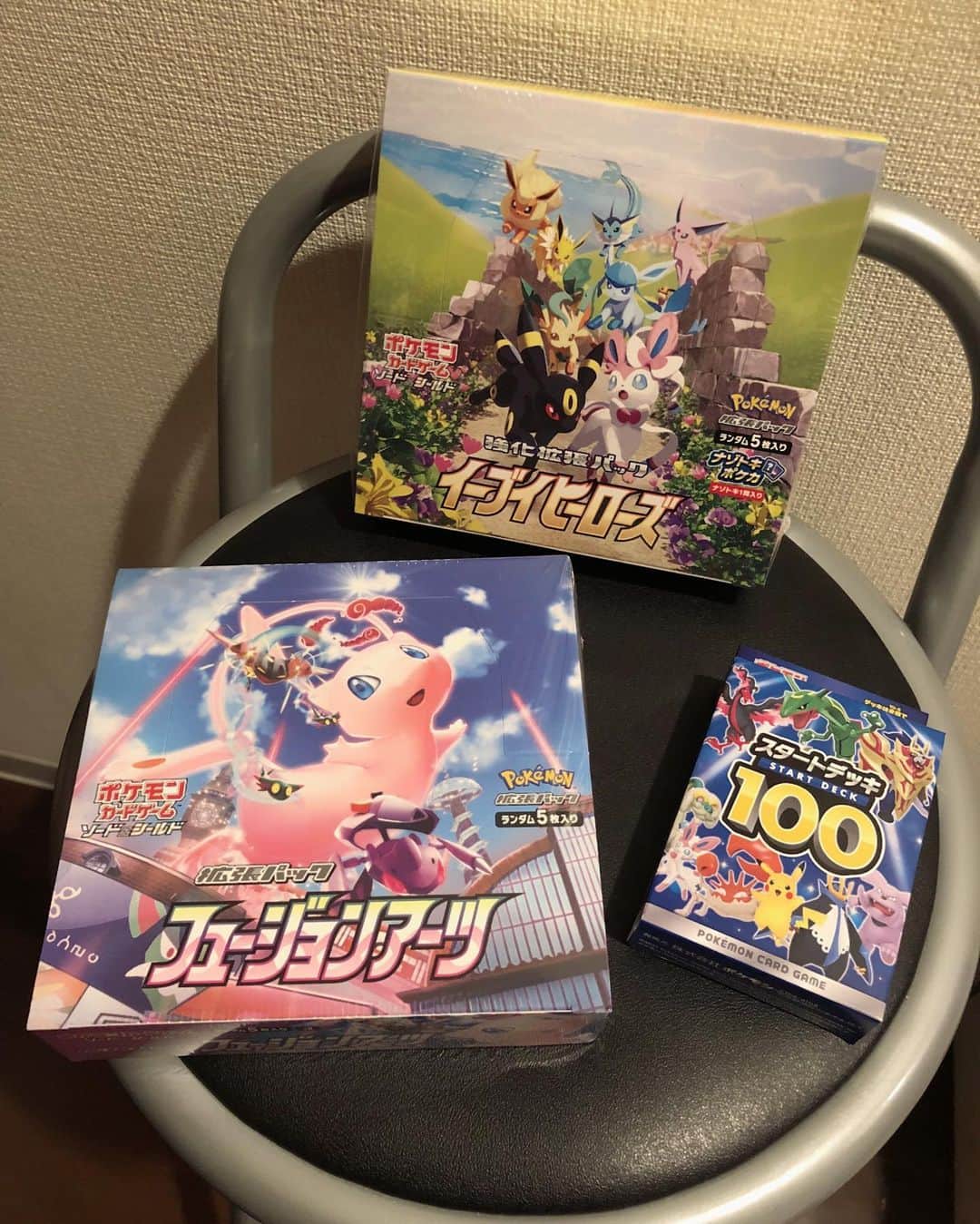 のインスタグラム：「. まさかの奇跡…. 再販が発表されてから諦めてた #ポケカ #イーブイヒーローズ #フュージョンアーツ #スタートデッキ100 をコンビニでGET😭💓. . 嬉しすぐるぅ〜💙. . . #ポケカ #ポケモンカード #イーブイヒーローズ #フュージョンアーツ #スタートデッキ100 #奇跡 #ゲットだぜ #ヲタ活」