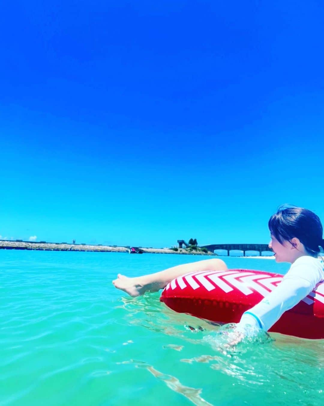 夏目ベールのインスタグラム：「海ぷかぷか🏖  #沖縄 #Okinawa #海 #海水浴 #浮き輪 #青空 #夏 #summertime #summervacation #純情のアフィリア #idol #夏目ベール」