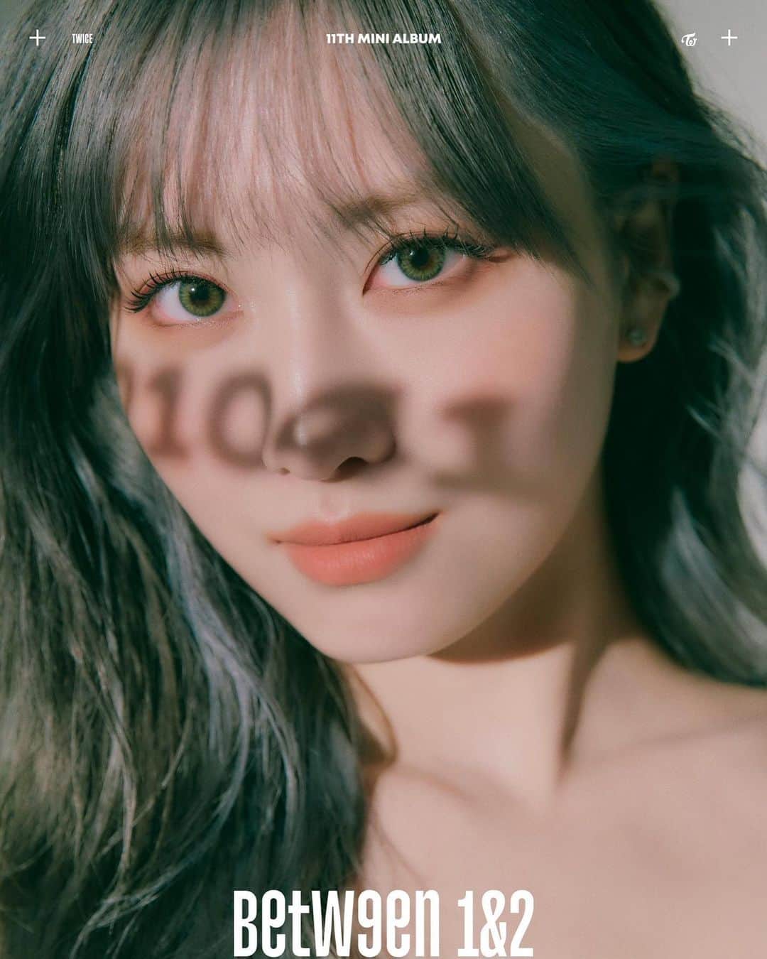 のインスタグラム：「TWICE 11TH MINI ALBUM "BETWEEN 1&2"  Concept Photo #1 MOMO  Release on 2022.08.26 FRI 1PM KST/0AM EST  📌"BETWEEN 1&2" Pre-save & Pre-order TWICE.lnk.to/BETWEEN1and2  #TWICE #트와이스 #BETWEENONCEandTWICE #TalkthatTalk」