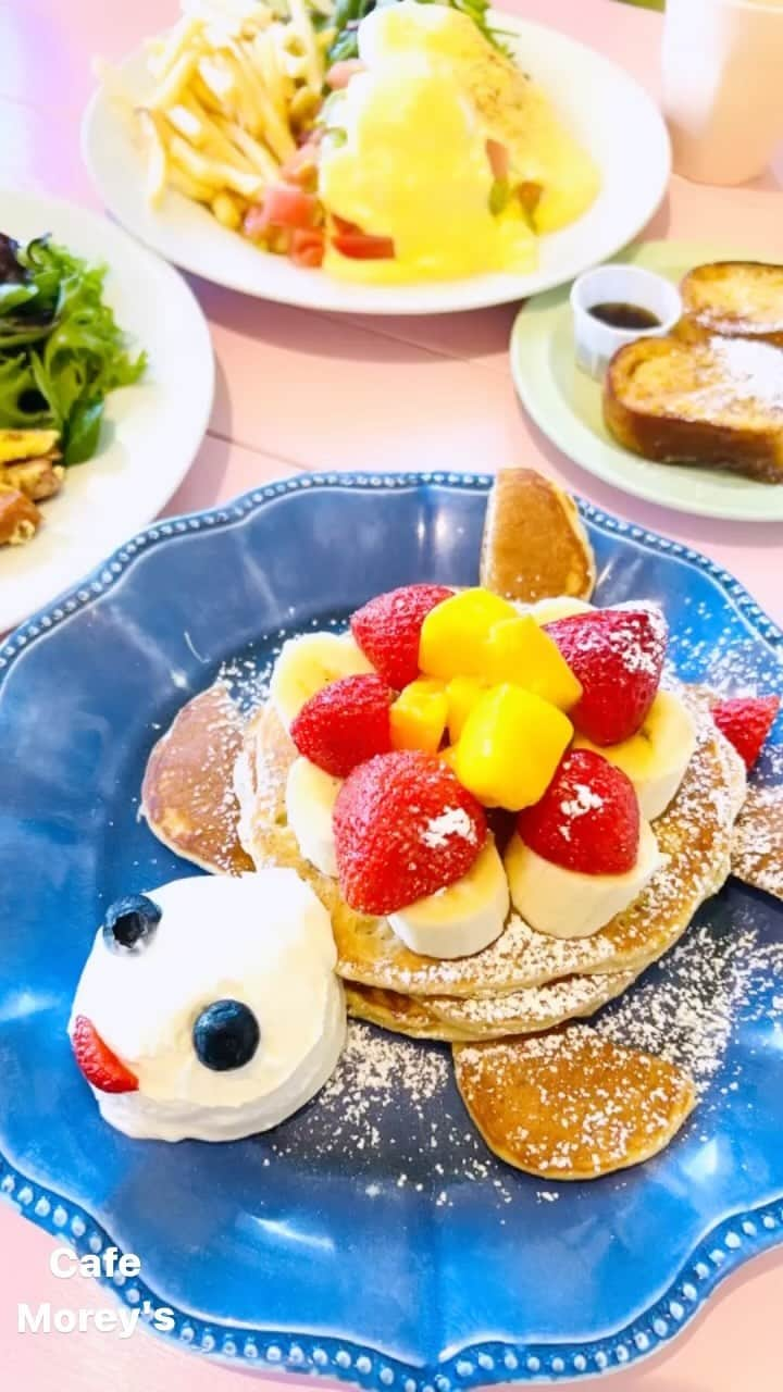 増井湖々のインスタグラム：「・ #hawaii 🌴 #cafemoreys 🧉 #pancakes 🥞」