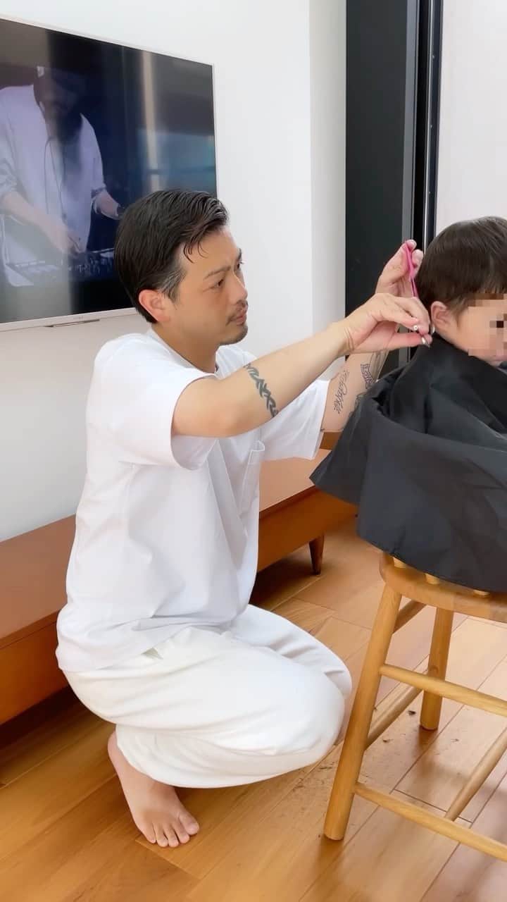 馬場一馬のインスタグラム：「休日に息子の髪をカットしました〜👦🏻✂️ いつもどおりシンプルに少年らしくベリーショートに👍🏻 #美容師の休日#家でカットしがち#月一#カット大好きな息子#bgmはdragonashで#懐メロ」