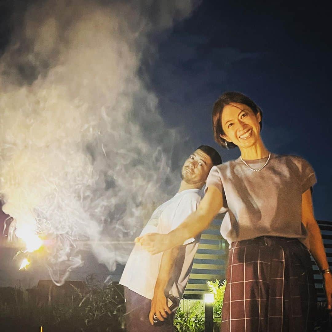 畑野ひろ子のインスタグラム：「先日は、初めてバラ売りの花火屋さんにいきました。見たことのない花火がずらりと並んでいて、一本ずつ購入できるので選ぶのも楽しかった😆 （写真で、花火を綺麗に写すのって難しい😅）」