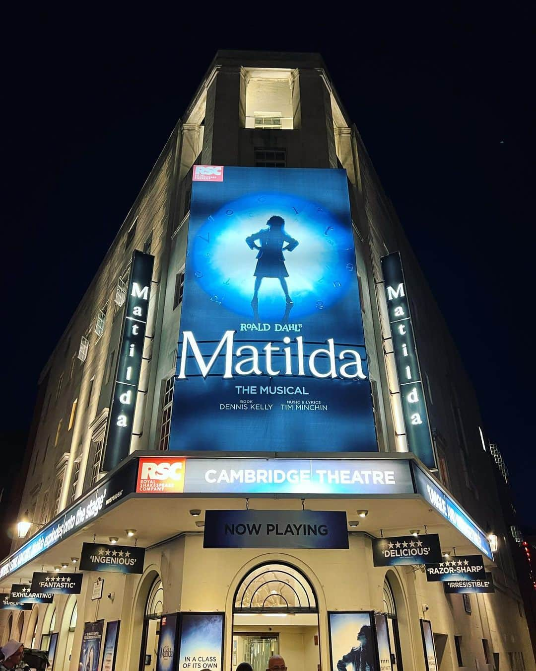 リン・マニュエル・ミランダさんのインスタグラム写真 - (リン・マニュエル・ミランダInstagram)「Still pinching myself that I got to see one of my most favorite musicals on the West End where it was originated ✨ (they also serve ice cream at intermission and I’m obsessed 🍦)」8月17日 11時03分 - brookebway