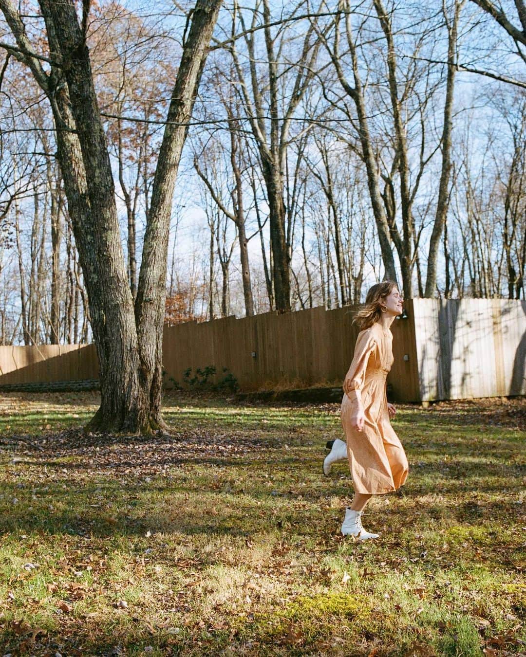 マンディクーンのインスタグラム：「A few things I’ve been loving, for @dveightmag’s Land Issue. •••••••••••••••••••••••••••••••••  Market Editor MANDY COON cultivates a rousing list of tinctures, recipes, artworks and other earthly edifications that celebrate the land around us—and the people who make it sing.  1 COLORANT Botanically dyed, modern clothing in vibrant natural colors. Available at Colorant, Beacon.  2 MELINA HAMMER- A YEAR AT CATBIRD COTTAGE Melina Hammer shares wisdom on foraging and preserving with accessible recipes that celebrate the land. Available at Oblong Books, Millerton and Rhinebeck  3 ALABAMA SAWYER NOAWAY COUNTERTOP WALNUT WOOD COMPOST BIN A beautifully handmade, salvaged wood box for discreet, elegant composting. Available at Sundry, Tannersville   4 & 5 DARYA GOLUBINA Painter Darya Golubina’s landscape-inspired series “Naked in the Riverbed” is full of distinctive detail, vivid color, and texture. “The human body changes in the same way the bank of a familiar river is reshaped over time. When I work I surrender to the terrain, sitting with it, learning from a feeling.” Prints available at Hyperbole, Beacon  6 FAT OF THE LAND MUSHROOM MAPLE SYRUP A wood-fired infusion of six forest-grown mushrooms in Catskill Mountain maple syrup. Available @fat_of_the_land   7 BOVINA FERMENTORY Part farm, part shop, part eatery- everything on the menu is grown, foraged, or fermented locally.  8 BLOOMER CREEK EDELZWICKER PET-NAT TANZEN DAME Harvested by hand and using traditional methods and wild yeast, this organic, skin-fermented crowd pleaser offers notes of lychee, tart apple, citrus and yeast. Available at Grapefruit Wines, Hudson  9 PURE + PLANTED CBD SALT SOAK This small-batch salt soak uses CBD sourced straight from the farmer, for a relaxing dip. Available at Batterby House, Hudson  Most words by the wonderful @hollowwalls  #the8list #dveight #dveightmag」