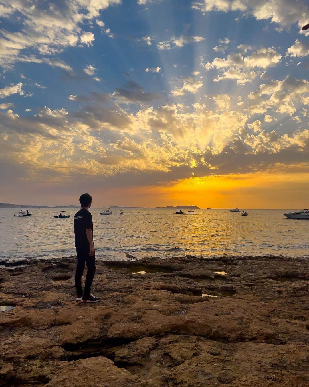 髙石リエムのインスタグラム：「What you see ain’t always reality  . . #cafedelmar #ibiza #イビザ #sunset #夕日」