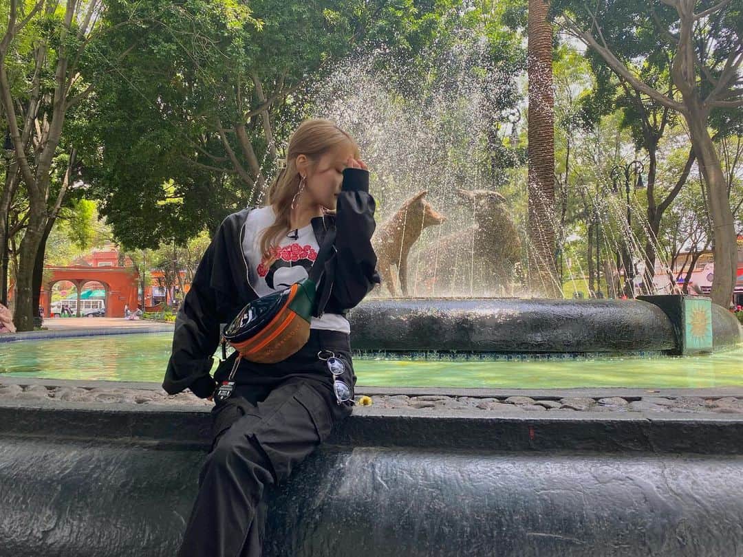 入山杏奈のインスタグラム：「estando en Coyoacán, con mi playera favorita de Frida Khalo. 🎨🎶」