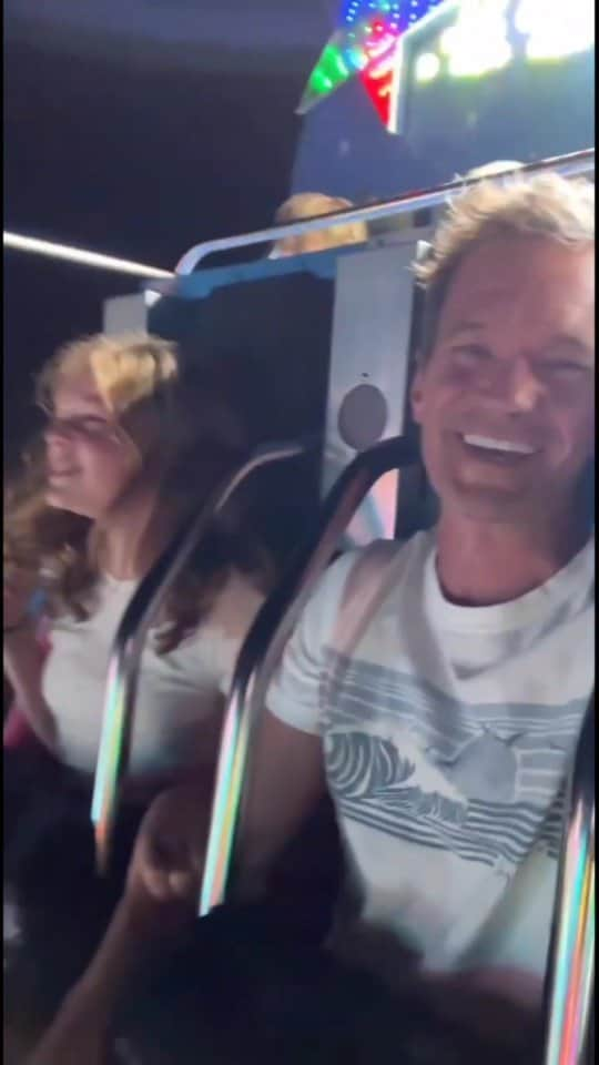 ニール・パトリック・ハリスのインスタグラム：「I edited Neil's stories together from when they went to the carnival. I love Harper in the second half of the video! 😂😂 #neilpatrickharris #davidburtka #nph #tagsforlikes #actors #lovethem #handsome #chef #myedit #repost #carnival #family #friends #twins #harpergrace #gideonscott #burtkaharrisfamily #burtkaharris #carnivalrides #couple #husbands #papa #daddy @nph @dbelicious 💙💙💚💚」