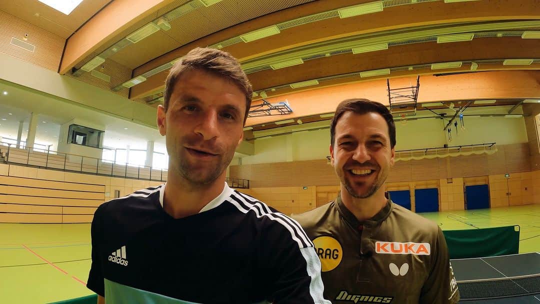 トーマス・ミュラーのインスタグラム：「Vor drei Jahren habe ich @timoboll bei einer #ThoMats-Challenge kennen gelernt. Kurz vor den European Championships in München haben wir uns wieder an der Tischtennisplatte getroffen, um uns eine spannende Challenge zu liefern. Ich bin auf jeden Fall ins Schwitzen gekommen. 😊  Ob ich Timo überlisten konnte, müsst ihr selbst sehen. 🔥  Weiterhin viel Erfolg an alle Athleten bei @munich2022! 👏  #Tischtennis #TimoBoll #ThomasMueller #tabletennis #challenge #gopro #esmuellert #Munich2022」