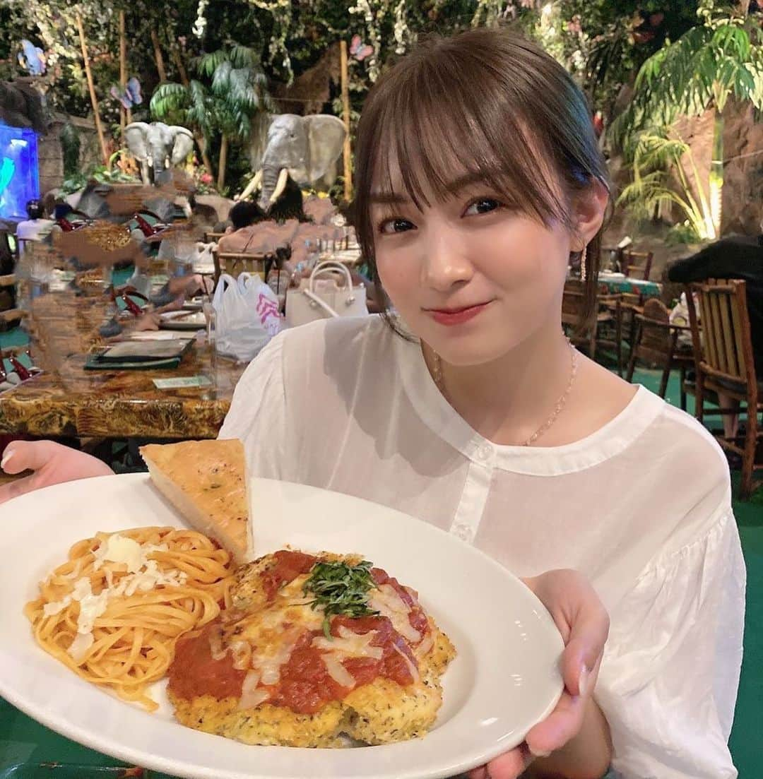 黒木ひかりさんのインスタグラム写真 - (黒木ひかりInstagram)「久しぶりにひかとご飯♡  ここのレストラン、 ジャングルみたいになってて時々雷がなったりするの！😆✨  小さい時よく家族と来てたからテンション上がった🥰」8月17日 19時12分 - kuroki_hikari