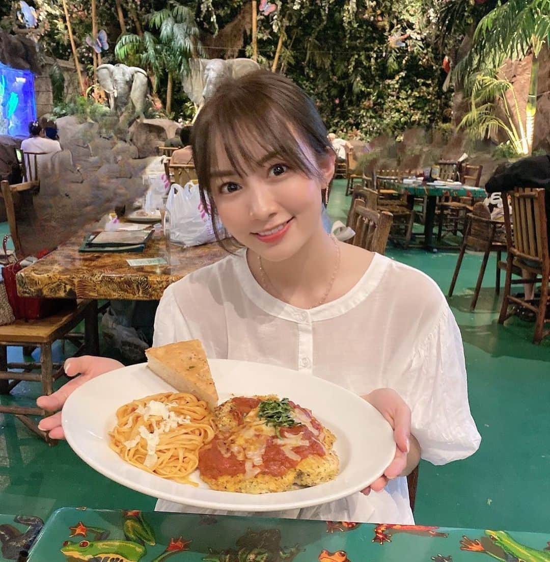 黒木ひかりのインスタグラム：「久しぶりにひかとご飯♡  ここのレストラン、 ジャングルみたいになってて時々雷がなったりするの！😆✨  小さい時よく家族と来てたからテンション上がった🥰」