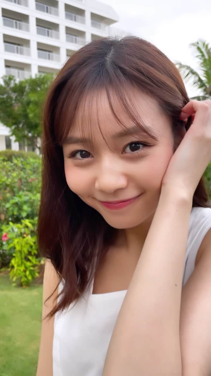 杉浦みずきのインスタグラム：「ホテルのお庭をおさんぽ🤍妹が撮ってくれました😚  #石垣島 #リゾートホテル #ワンピース #白ワンピース #リゾートワンピ」