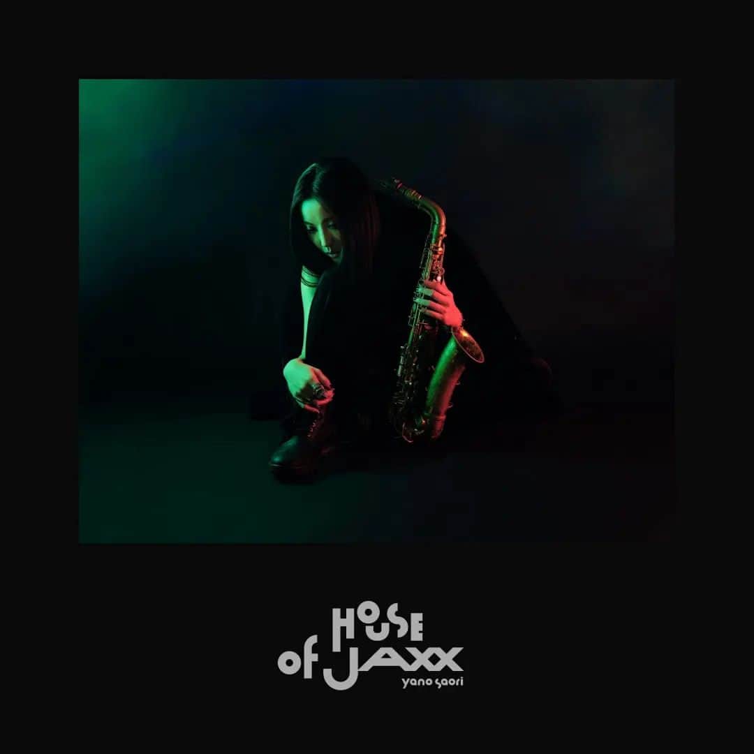矢野沙織のインスタグラム：「23/09/26 House of Jaxx @cottonclubjapan  プロフィール欄のリンクから詳細を確認頂けます。  リンクからHouse of Jaxx限定ライブ動画配信中！  とうとうHouse of Jaxx始動。  送り火を終え、1st アルバムがリリースされました。 長い時間頭の中でやったつもりで構想していたことを実際に産むのには、こんなにも人の助けがいるのだと改めて知ることとなりました。 今後は広がるのみで、今は産みの快感に浸っているだけ。  ■菊地成孔氏よりコメント■ ややもすれば、その能力の高さと属性の多彩さによって、散漫になりがちだった矢野沙織レコーディング作品の最高傑作。 バックバンドは品良く今風だが、ソロは一音残らずパーカーフレーズ、という構えはメッセージが明確で、「ドスが効いている」とさえ言える。 ビバップを知的、スポーツ的ではなく、快楽的に捉える焦点深度は世界屈指のレベル。 菊地成孔（音楽家 / 文筆家）  ■House of Jaxx 『House of Jaxx』 2022年8月17日（水）発売（CD・配信）  https://virginmusic.lnk.to/HOJ   @junkeys  @hiroglyphotos   @yoshihitokoizumi   @sinsuckiknow   @hsuzukidrums   @yusuke_bluswing   @sawa_angstrom」