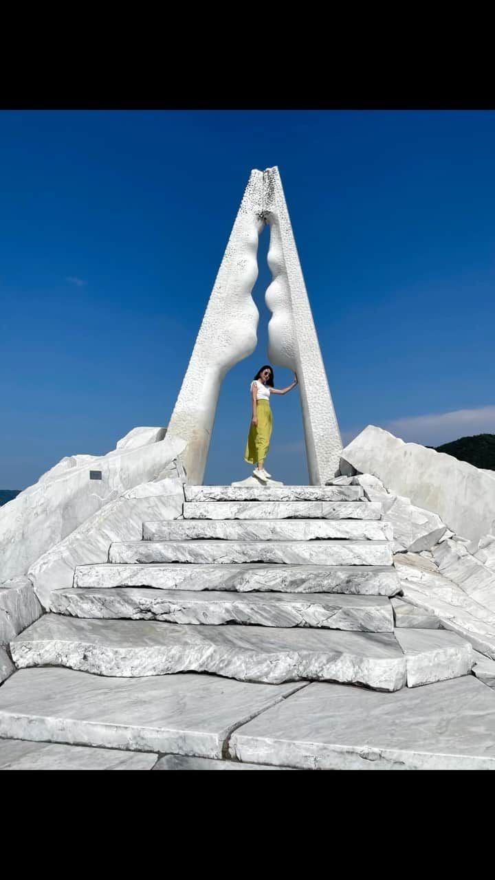 山下詩乃のインスタグラム：「しまなみ海道『未来心の丘』行ってきたよ〜🤍大理石だけの純白の世界🤍 からのジェラート🍦  楽しかった🤍🖤🤍  #しまなみ海道 #瀬戸田 #瀬戸内 #尾道 #ゴルフ好きな人と繋がりたい #海の帰り #観光 #しまなみ海道サイクリング #しまなみ街道 #尾道観光 #海水浴の帰り #ゴルフ女子  #ゴルフ男子 #休日 #未来心の丘 #瀬戸田サンセットビーチ」