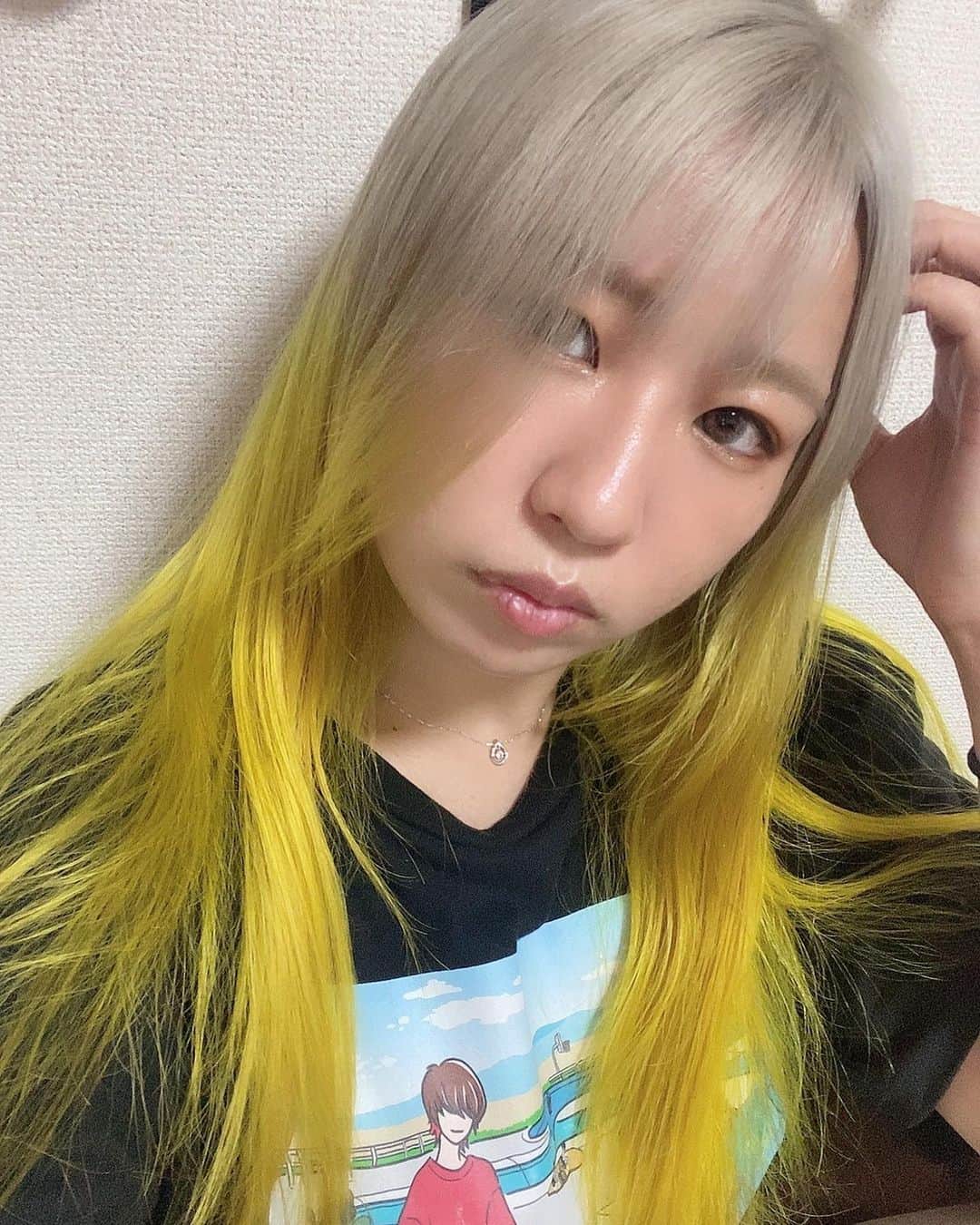 渡辺桃のインスタグラム：「今回もlecoさんにて。 綺麗な黄色だなー あとちょっと前髪作ってみた あざした。 #leco  #blackpeach  #stardom」