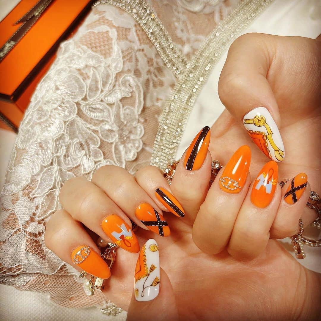 まなのインスタグラム：「いつかエルメスが似合う女になりたいなぁって思ってエルメス風ネイル💅  @haacnails  いつもありがとうございます✨  #ネイル  #ジェルネイル #ネイルサロン#渋谷#nail #nails #美容#naildesign #エルメスネイル #ネイルカラー #nailsalon」