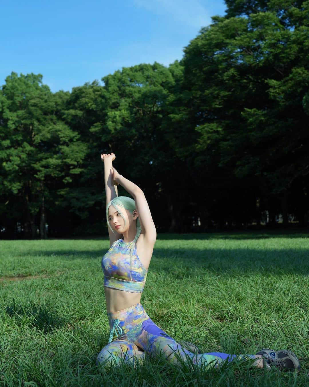 RIA（リア）のインスタグラム：「It’s getting really hot and steamy in Tokyo so I had a getaway to the mountain with @lululemonjp for the first time hiking experience🌸✨✨  Where does everyone spending your summer vacation?   東京にいるとどうしても忙しない毎日で、ゆっくり深呼吸することすら忘れてしまう。  自分自身が豊かでいるためには、自分のペースを理解して、向き合うことが大事だと最近知った💗  自分が気持ちよく生活していれば、その空気感が相手にも伝わっていい連鎖が生まれる気がしたんだよね🌸✨✨  @lululemonjp 着て、太陽浴びて、心も体もリフレッシュしに行くよ〜  #lululemon #ウェルネスライフ」