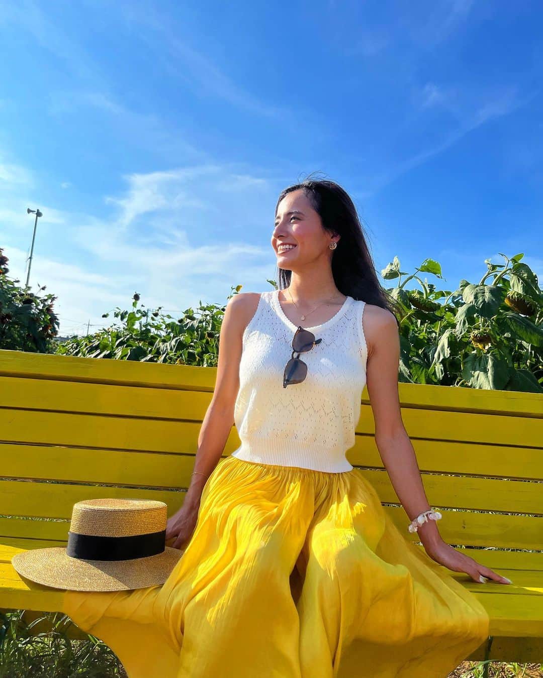 佐野千晃のインスタグラム：「黄色いベンチとスカートに緑の草に青い空🌻  これぞインスタ映え🤤  #natural #healthy #good #gilrs #gilr #cool #cute #ooted #selfie #self #face #笑顔 #ひまわり #黄色い #青 #緑 #映え」