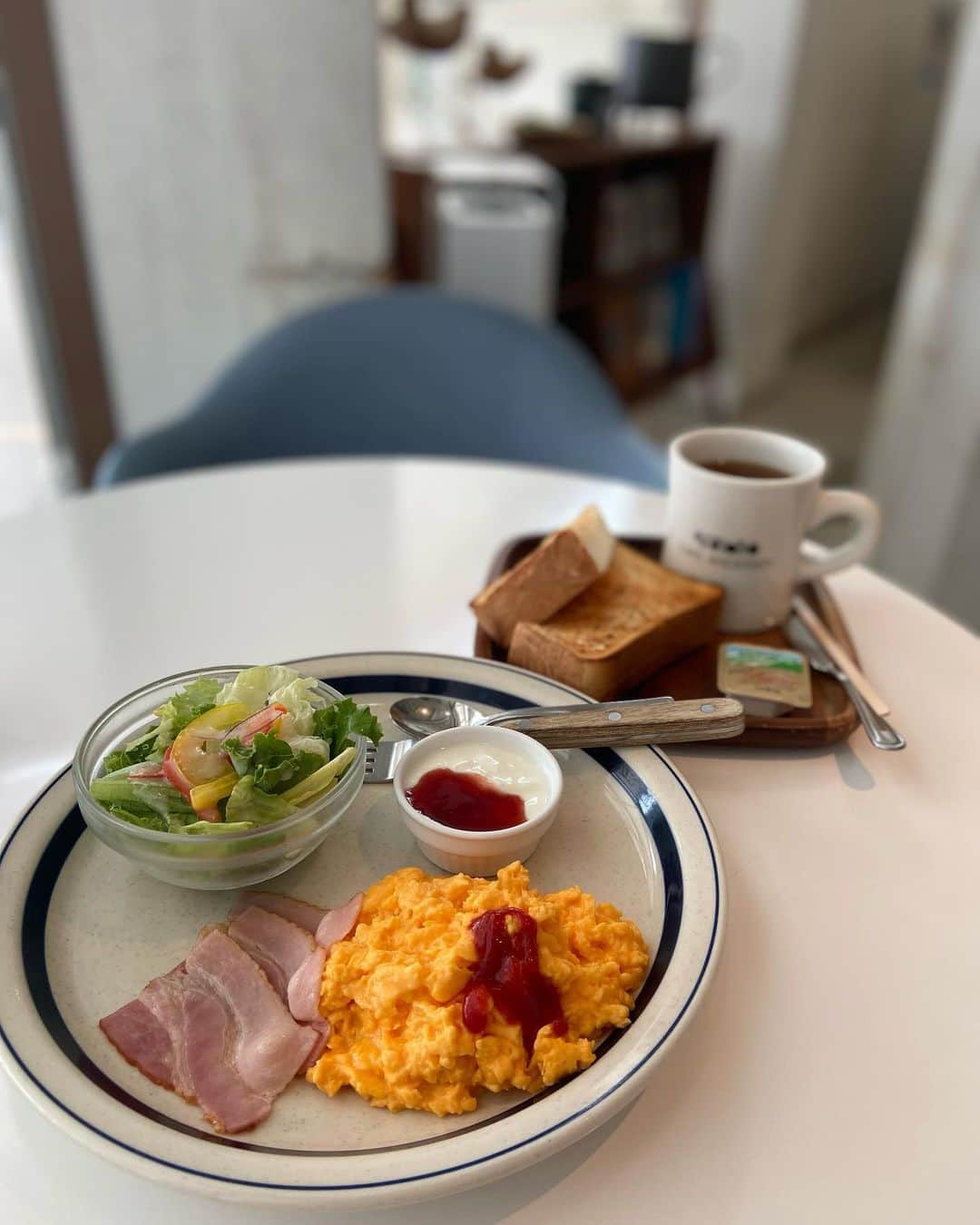 lalapinkのインスタグラム：「モーニングセット🍞  4枚切りくらいの厚いパン。中もっちりで美味しい。バター染み込ませて更に美味しい🤤 だけど足りない。あと2枚食べたかった。  #モーニング #morning #モーニングセット #トースト #バタートースト #4枚切り #スクランブルエッグ #みなとみらい #桜木町 #アンデルセン #andersen #パン #bread   @andersen_official_jp」