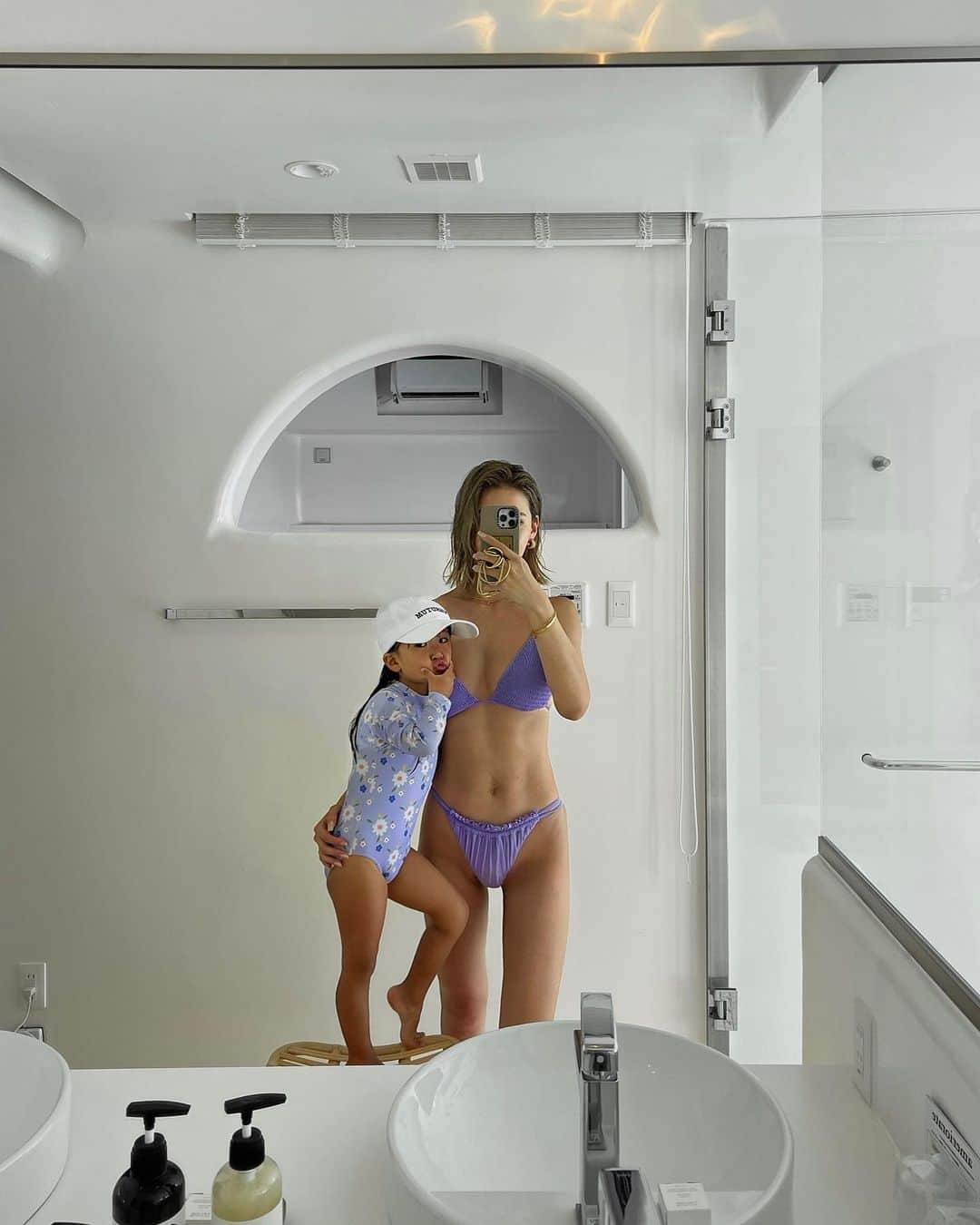 孫きょうのインスタグラム：「matching💜💜 @alexiastam_official   2枚目がツボです🫶🏻  #alexiastam #babyalexia #okinawa」