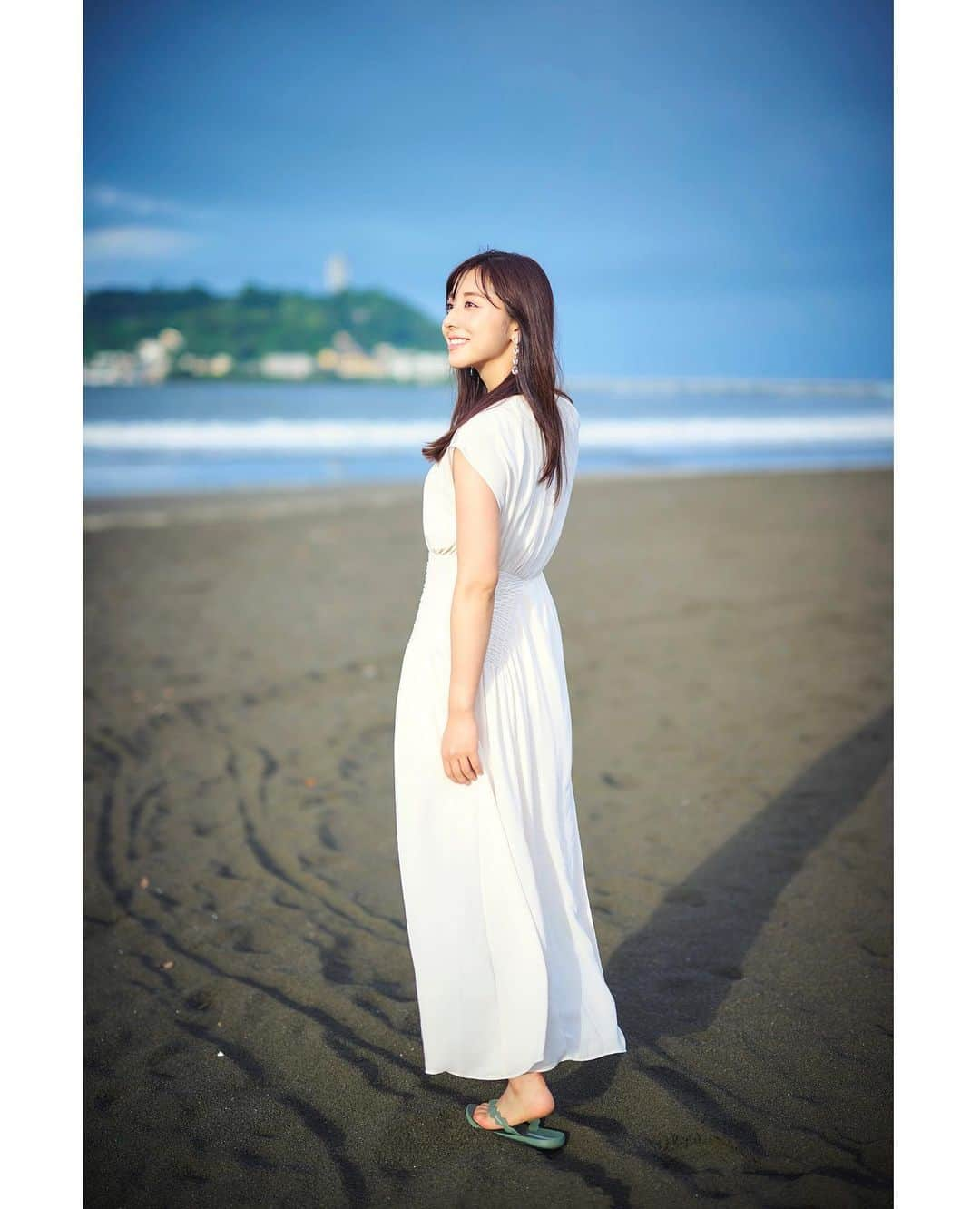 斎藤ちはるさんのインスタグラム写真 - (斎藤ちはるInstagram)「朝焼けを見て心が浄化された日☺️ 本当はもっと天気が良ければ…！！ . @notosunao さんが撮ってくれました📸 . . #まだまだ #沢山 #写真 あるので #載せます ね🫶 #作品撮り . 📸 @notosunao さん 💄 @shiori_nagata さん . . #斎藤ちはる#テレビ朝日アナウンサー#テレビ朝日#テレ朝#アナウンサー#海辺#浜辺#海沿い#朝焼け#朝日#海#白ワンピ#ワンピース#白ワンピース#作品#撮り#ポートレート#📸#💄」8月17日 20時24分 - chiharu_saito_ex