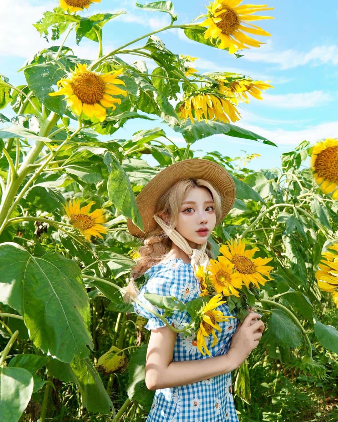 のインスタグラム：「・ 台風後の快晴☀️   ひまわりガーデンの開園最終日に急いで撮ってきたん🌻💛  だいぶ枯れてるけど、写真の雰囲気は悪くないよね~📸✨  #夏コーデ#夏服コーデ#ootdshare#お出かけスポット#お出かけコーデ#インスタ映え#映えスポット#ファンタジー#幻想的#メルヘン#一眼レフのある生活#ミラーレスのある生活#カメラ越しの私の世界#田園風景#ひまわり#ひまわり畑#ひまわりイエロー#ひまわりガーデン武蔵村山#ひまわり畑コーデ#東京観光#台風後」