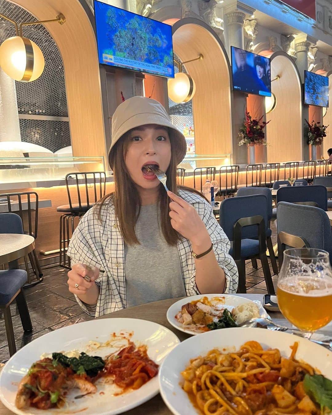 原明日夏のインスタグラム：「食べすぎです🐷」