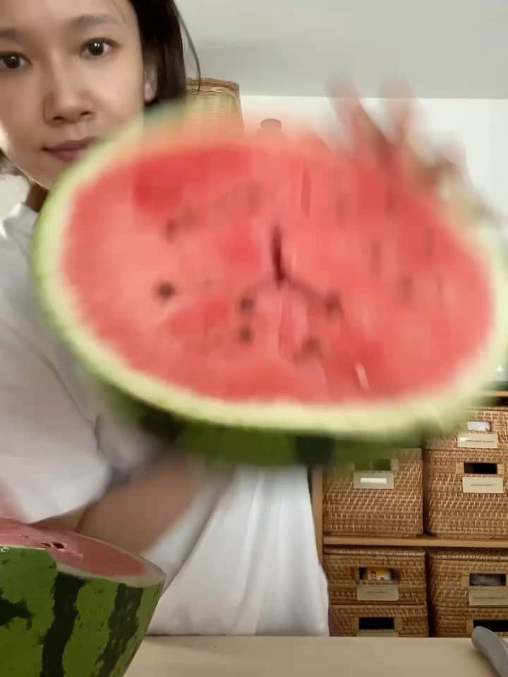 ソニン クッキングのインスタグラム：「. スイカ動画🍉第3弾 「ソニンはどれくらいスイカを食べるのか〜尾花沢🍉編〜」  気づいたらもう8月中旬じゃない…もっと食べなきゃスイカ…  次回は！私の愛する「JA松本ハイランド🍉」が到着するので、それで何かやります！🍉  (動画反転したまま文字いれちゃった🙇🏻‍♀️) #ソニンすいか #スイカ食べ比べ　#尾花沢スイカ　#山形スイカ　#🍉　#すいか　#スイカ　#西瓜」