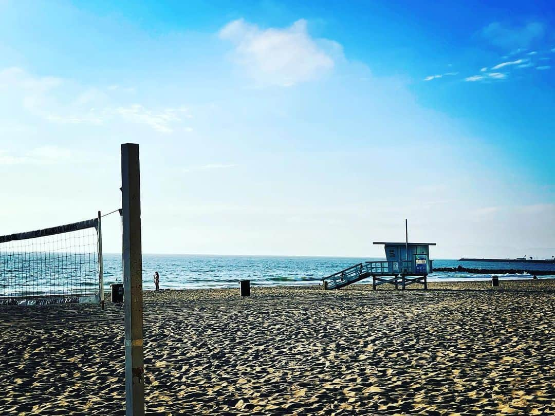 カリフォルニアスタイルさんのインスタグラム写真 - (カリフォルニアスタイルInstagram)「Redondo Beach 午後7時 日中は沢山の子供も遊んでいたけど、もう人影はまばら サンセットまであと1時間… #californiastyle #california #la #redondobeach #sunset #lifeguardtower #beachvolleyball #カリフォルニアスタイル #カリフォルニア #カリフォルニア工務店 #カリフォルニアスタイルの家 #サンセット#サーフィン #lightningmagazine #lightningjapan #lightningclutch @live_the_life_california」8月17日 13時26分 - cal__style