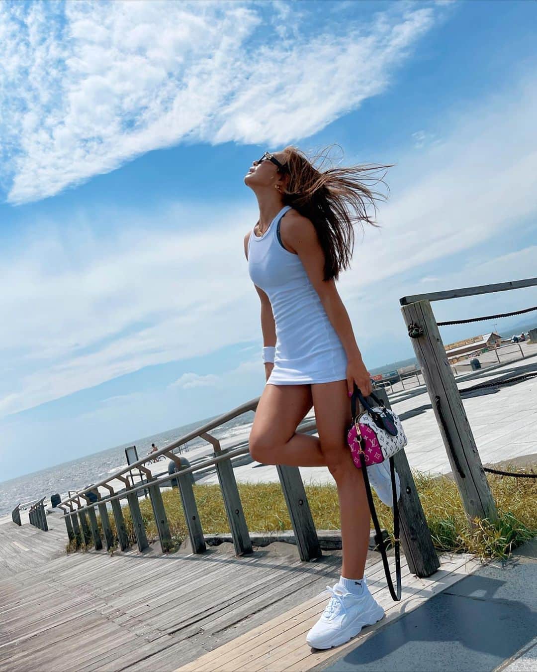 Aya（小山内あや）のインスタグラム：「夏休み☀️ 青い空と海、夏の定番💪🏼✨それにしても暑すぎる…w🥵」