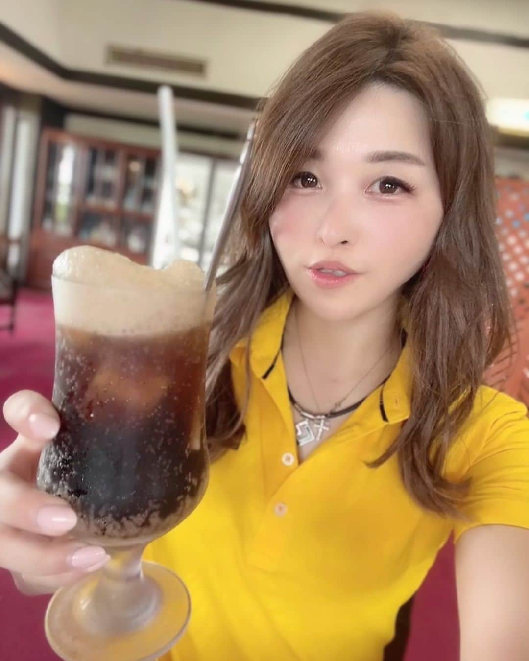 mikaのインスタグラム：「♥︎︎∗︎*ﾟ ゆでだこ🐙 ． ． ． コーラでクールダウン🥤🥰 ． ． ． ． #コーラ #コカコーラ #コーラ女子 #ゴルフ #golf #ゴルフ女子 #golfgirl #女子ゴルフ #golfgirl #골프여자 #ゴルフウエア #ゴルフコーデ #インスタゴルフ女子 #ゴルフ男子 #ゴルフ好きな人と繋がりたい #ゴルフ女子と繋がりたい」