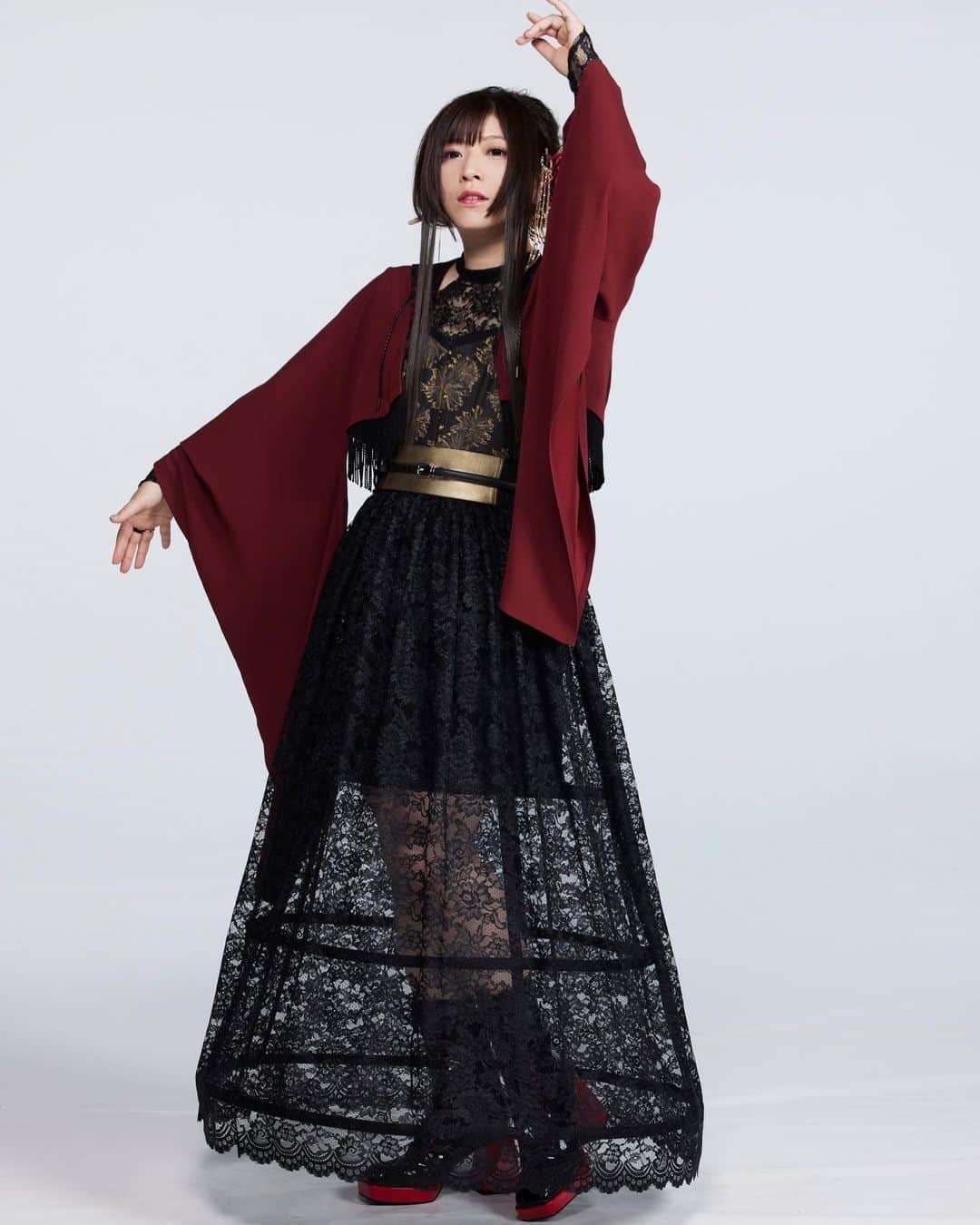 鈴華ゆう子のインスタグラム：「操るように。 本日、和楽器バンドのNEWアルバム　#ボカロ三昧2 リリース。 タグ付け感想お待ちしてます♪ #和楽器バンド #鈴華ゆう子 #wagakkiband  #yukosuzuhana」