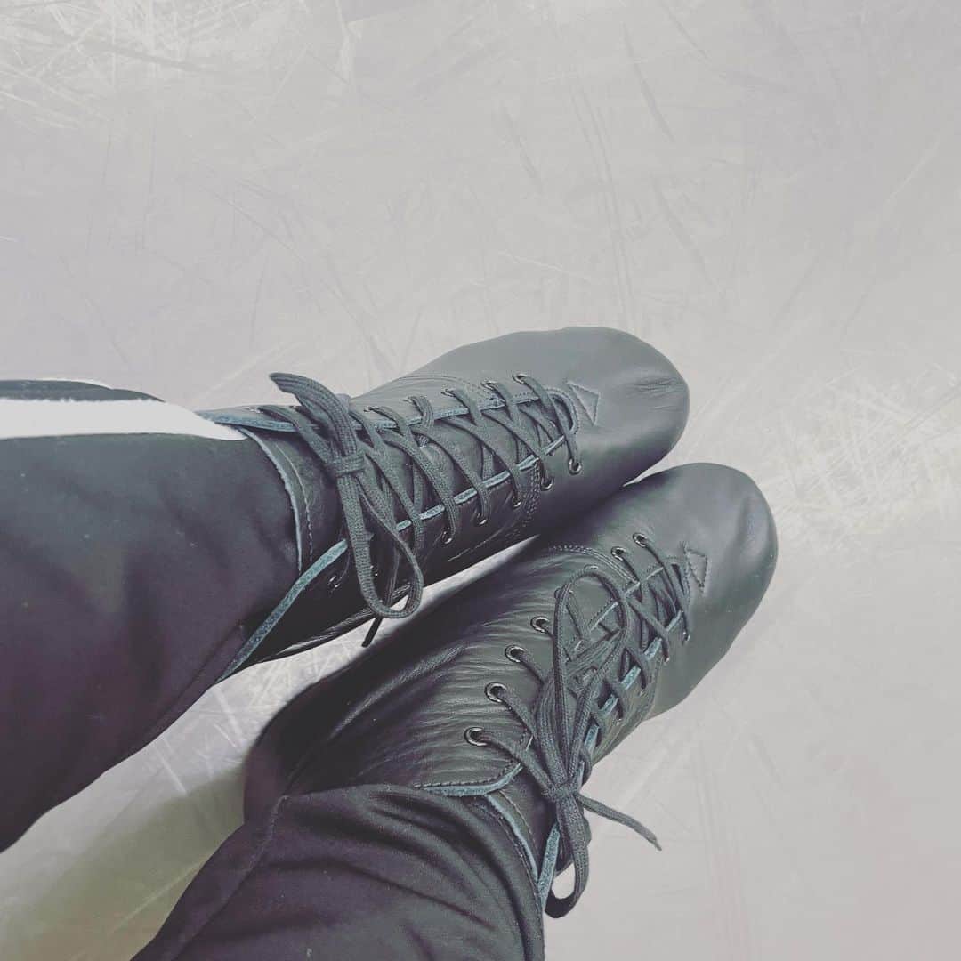 進藤あまねのインスタグラム：「ダンスシューズ新しくしたんだ✨ アサルトのダンス練のときに花凜ちゃんに教えて貰ったの(*´罒`*)ｴﾍﾍ〜 めっちゃ踊りやすくてルンルンです(* ॑꒳ ॑* )⋆*  2枚目片手にキュウリ持ってますꉂꉂ(ˊᗜˋ*)  #Chacott #ねすぐらむ」