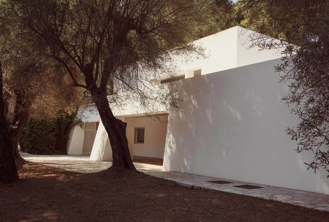 のインスタグラム：「The light drew Hans Hartung and Eva Bergman to France’s Côte d’Azur. To understand it, go to their former home in Antibes, a white modernist complex built for the two married painters in the 1960s. You will see what they saw. The air is crisp in the morning, tinged light blue like the sky. The colours are brilliant by midday, blinding.   Then the palette thickens, enriched by yellow tones as the hours go on. And if you stand on the platform of stone that hosts the blue square of the swimming pool, that looks out past the olive grove and the studio buildings, beyond the terracotta roofs and cypress trees, you will see the light in all its colours refracting on the sea.  Drawn by Light - the Hartung Bergman Foundation  Words: @louisharnettomeara Photos: @irinaboersma  Special thanks: @waddingtoncustot   Read more via the link in bio.」