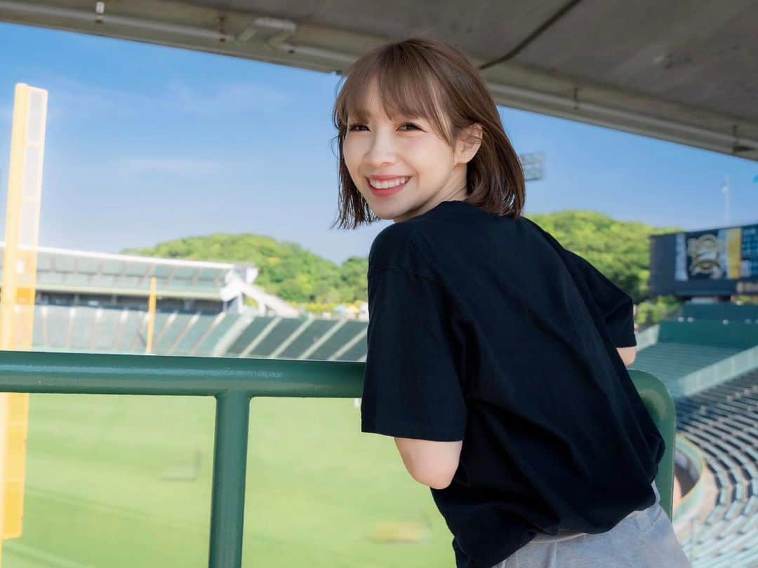 MIYUのインスタグラム：「⁡ ⁡ 今シーズンも ほっともっとフィールド神戸にご来場頂き ありがとうございました🏟✨ ⁡ ⁡ ⁡ ラストは雨で中止なってしまいましたが、 グラウンドから皆さまのお顔がよく見え、 花火も見ることができ、 自然で溢れているこの球場が 本当に大好きです☺️✨ ⁡ ⁡ ⁡ 今シーズンも沢山の思い出 ありがとうございました🥰 ⁡ ⁡ 明後日からもバファローズへのご声援、 よろしくお願いします✨ ⁡ ⁡ ⁡ ⁡ #ほっともっとフィールド神戸 #オリックス #Bs2022 #BsGirls #オリ姫 #野球 #プロ野球 #オリックスバファローズ  #野球女子 #野球好き #ユニフォーム女子  #baseball #ORIX #Buffaloes #MIYU #miyu_337  #🐼」