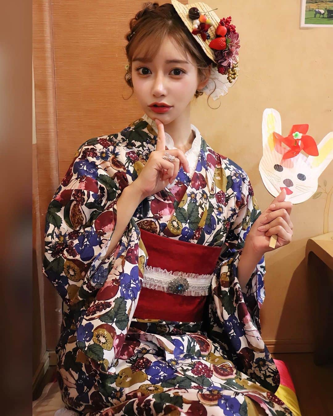 明日花キララのインスタグラム：「今回の帯の結び方かわいかった🍒 後ろがペプラムになってるの🌼 リボンが無いから疲れないし楽ちんでした📝 みんなはもう浴衣着た？」