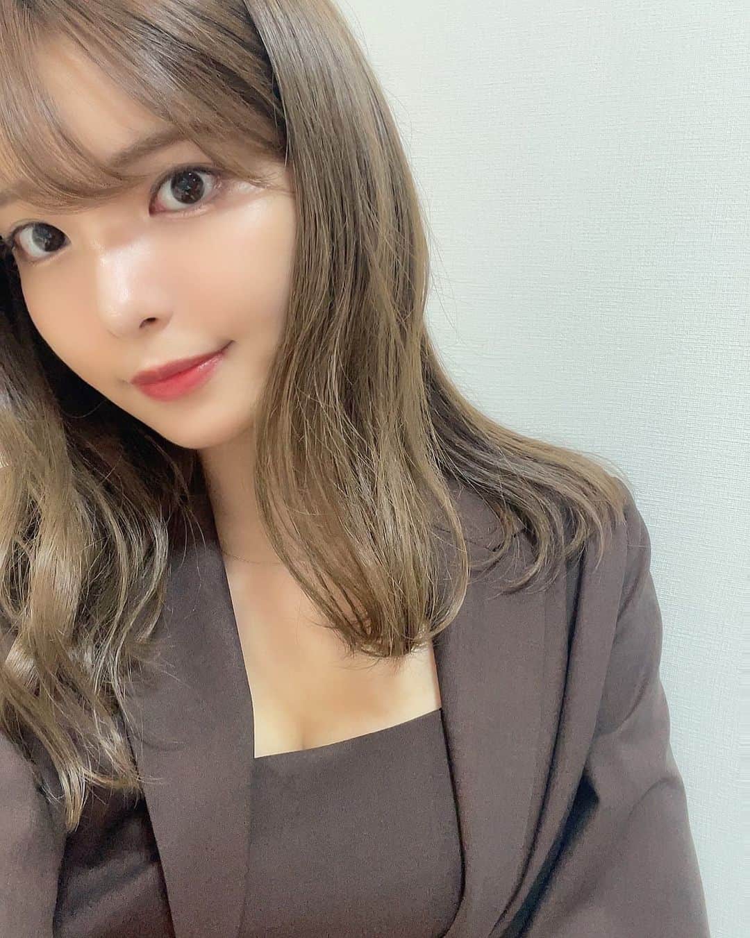 西谷麻糸呂のインスタグラム：「🌿🌿🌿  キホさんにカットカラーして頂きました☺︎  綺麗に伸ばす為に整えてもらって、 カラーは久々のアッシュ🫒  夏だからもっと明るくしようか迷い中🌻  いつも素敵にして頂きありがとうございます😋✨  . . . . #ヘアカット #ヘアカラー #アッシュベージュ #japan #japanese #gunhee #ヘアスタイル」
