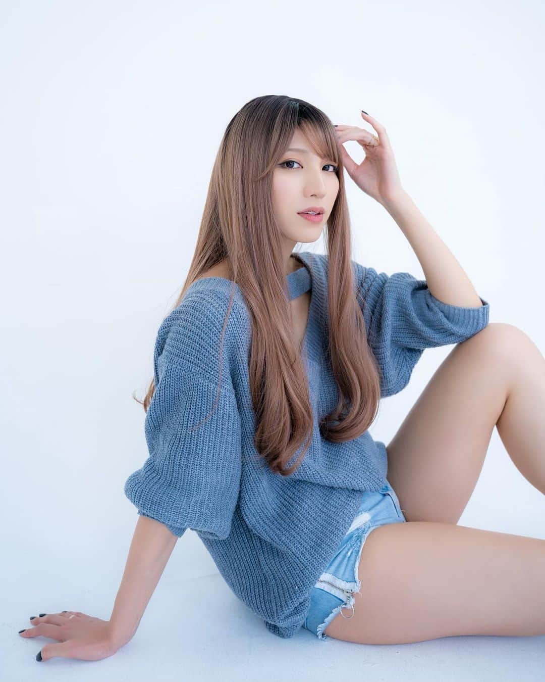 のインスタグラム：「今日はうにゼノがお泊まり保育から帰ってきて、車出してくれた父と弟と久しぶりにたくさんお話しました☺️  家族でもじっくり話すことって少ないからいろんな意見が聞けて楽しいね✨  猫たちは相変わらずかわいいし癒しです🌸 実家の猫アカウント @alice_mocha22 にうにゼノも沢山乗ってるのでよろしくね🥰」