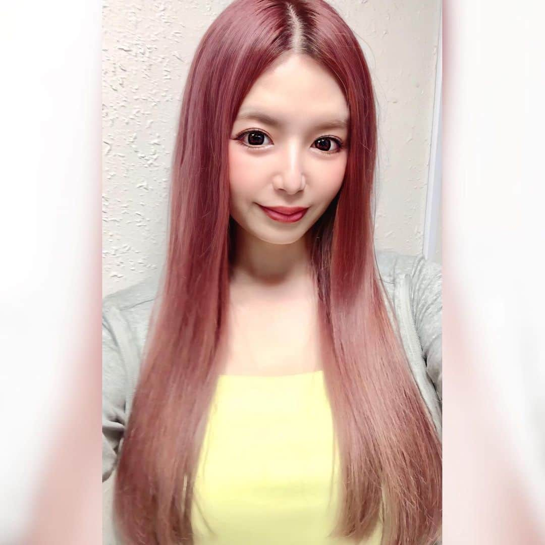 栗林里莉のインスタグラム：「♡ I change my hair color💇‍♀️ ストーリーで高評だったのでこちらにも💡 赤のようなピンクのような絶妙な仕上がりに💋✨ 前回ブリーチをしてるので透明感が出てうれしい😉 しばらくハイトーン楽しみます🥰  #hair #haircolor  #hairstyle  #haircut #hairsalon #髪質改善トリートメント #サブリミックトリートメント  #ヘアメンテナンス #沼口高弘  #takahironumaguchi  #motoshibuya #栗林里莉 #ririkuribayashi #japanese」