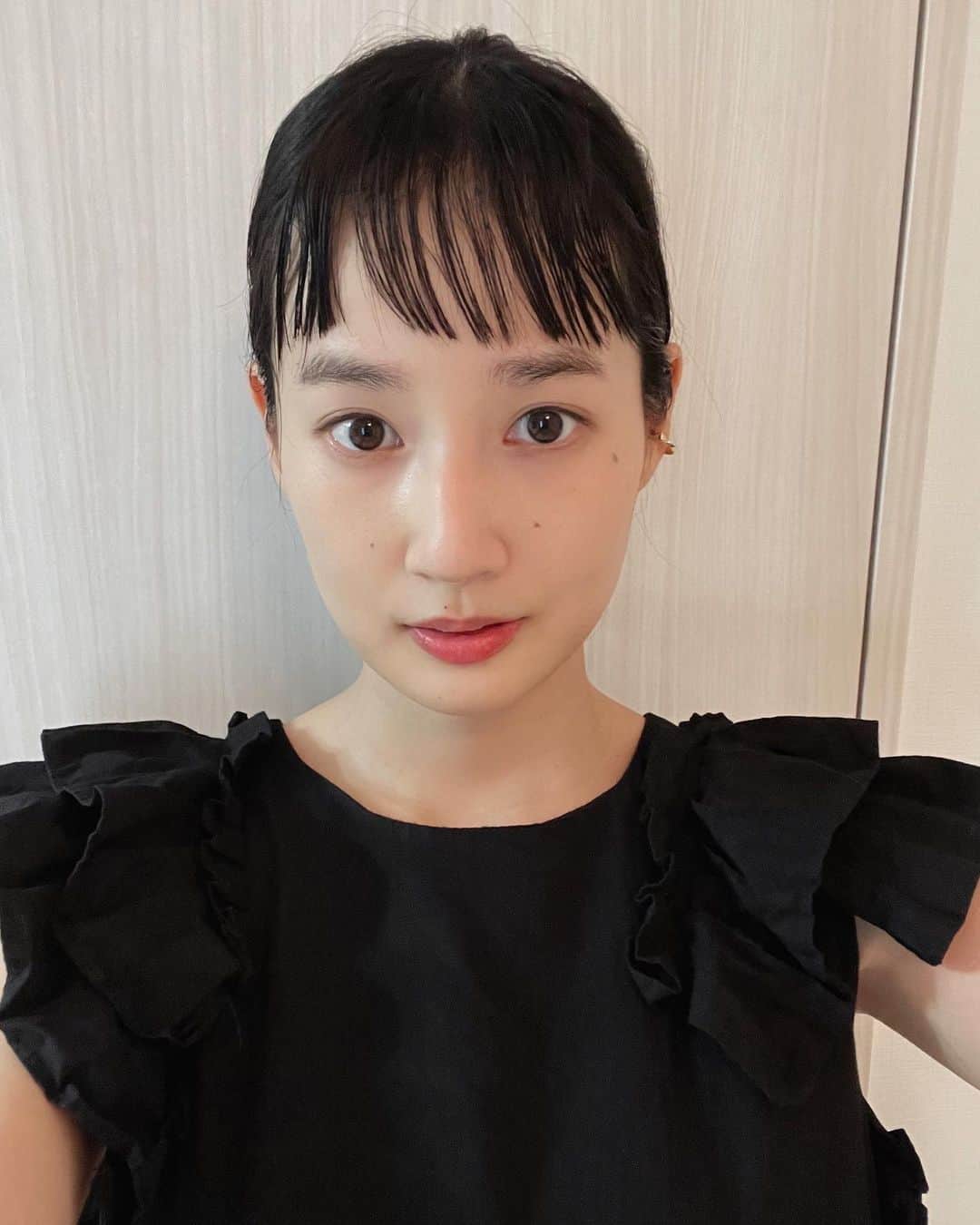 高嶋香帆のインスタグラム：「諸事情によりオン眉前髪になりましたとさっ  #オン眉 #オンザ眉毛」