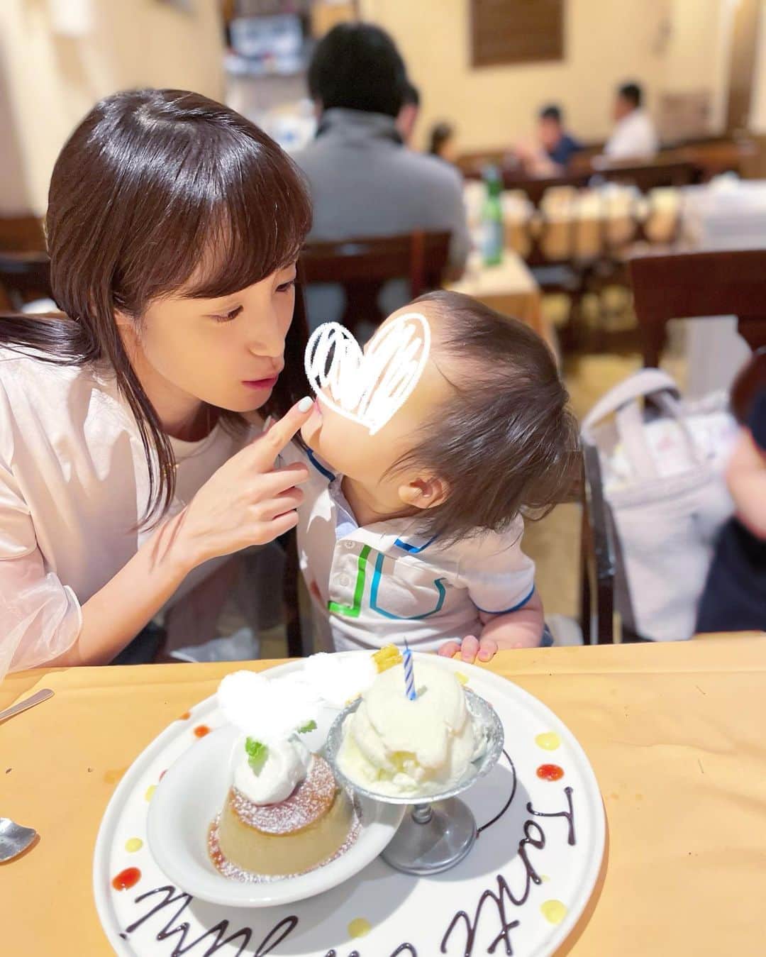 小林真由のインスタグラム：「先日息子が2歳に🎂 ⁡ わんぱくで甘え上手でとにかく元気な息子はみんなの癒し👦🏻お姉ちゃんにも甘やかされて、どんどんわがままボーイになってます。 ⁡ ⁡ 姉の影響で"よく喋る子犬"という一言がぴったりなムチムチボーイ。笑 見た目もしぐさもなぜか子犬感が抜けない息子が、毎日毎日可愛くてしょうがないよ。 本当におめでとう🥺🫶🏻  ⁡ ⁡4枚目は喜びすぎて一瞬で穴の空いた息子のbestfriendsたち🐖🤍 2の風船は娘はsnake🐍だー！と逃げ回り、息子はdinosaurと喜んで数分で引きちぎれてました🥹  #誕生日 #２歳 #２歳誕生日 #birthday #バースデー」