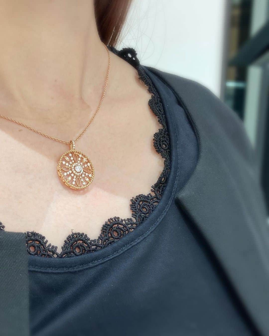 Maison de NADIA （メゾン・ド・ナディア） さんのインスタグラム写真 - (Maison de NADIA （メゾン・ド・ナディア） Instagram)「『NADIA』「Polestar117」 センターに輝くのは、北極星のように眩い煌めきが特徴の12角形のダイヤモンド。 肌馴染みの良いピンクゴールドと繊細なデザインが、女性らしい優雅でエレガントな雰囲気を漂わせます。  K18PGダイヤペンダント ￥495,000(税込) 0.160ct E VS1  #銀座  #ginza  #銀座シックス  #ginzasix  #メゾンドナディア #NADIA #organic #jewelry  #ジュエリー  #ネックレス  #リング #ダイヤ #polestar #ポールスター」8月17日 18時22分 - maison_de_nadia