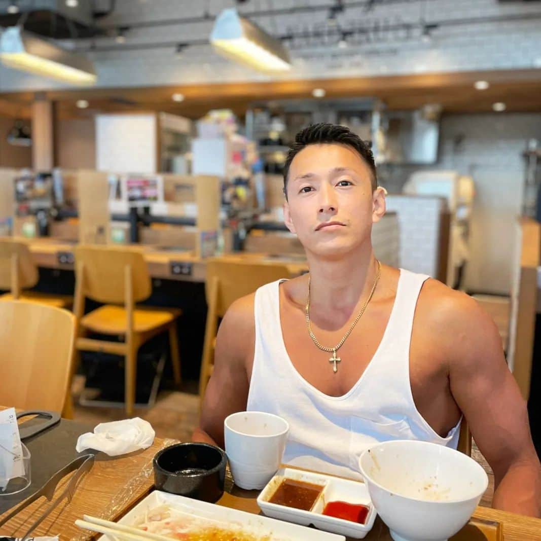 黒石高大のインスタグラム：「この時期は裸かタンクトップばっかり 暑いとすぐ脱ぐし 服着ても面積少な目 もーちょい暑くなったら いよいよ服着るのやめようと思う 夏最高」