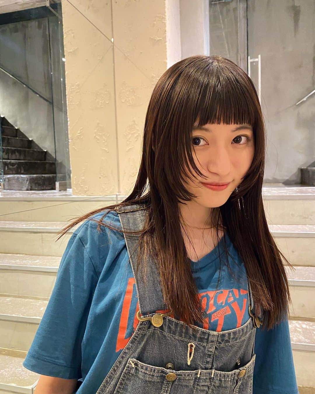 谷口萌衣子のインスタグラム：「なんか最近カジュアルで楽ちんな服の気分なんだけど、自分の性格とギャップがあって何か思いっきり楽しめないな〜、、と思っていたところ、思い切って前髪つんつんにして遊んでみたら、もうカットの最中から嬉しくなってきて、美容師さんと話しながらずっとニヤニヤが止まらなくなってしまった！！🥹👍」