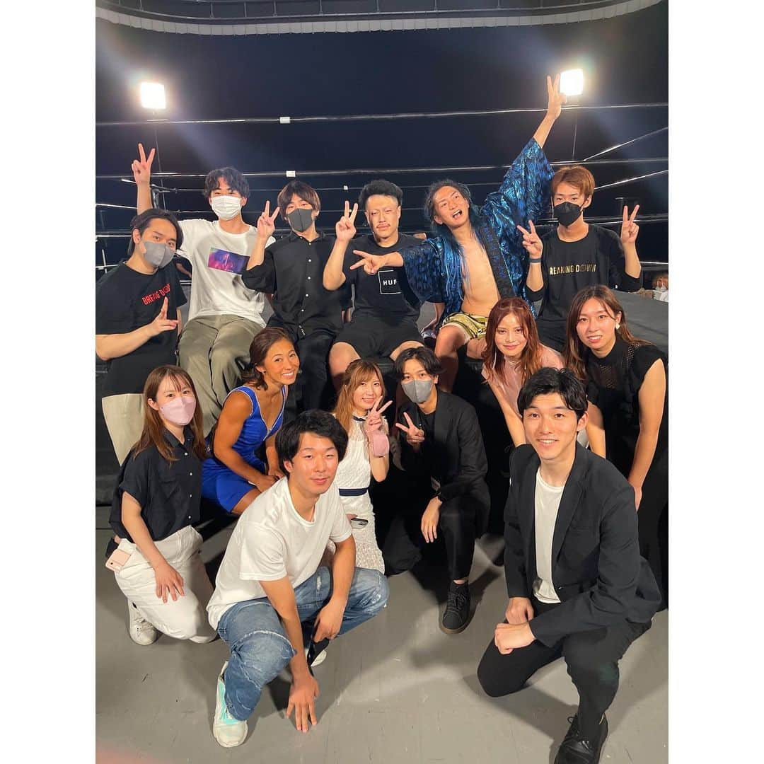 TOMOMIさんのインスタグラム写真 - (TOMOMIInstagram)「#BREAKINGDOWN 5.5 🥊 前回に引き続き今回も最高に熱い現場にご一緒させていただきました😆✊🔥 @breakingdown_jp   選手のみなさん 一人ひとり想いが強くてみなさん本当にステキでした☺️✨  運営のみなさん 怒涛のスケジュールの中、 本当に本当にお疲れ様でした！✨  ものすごいパワーをもらったので 私ももっと駆け抜けていきたいと思います✊🔥🔥🔥  今週末8月20日(土)は #スパルタンレース 50K🇺🇸ホノルル ✈️✨ @spartanrace   日本にないカテゴリーに初挑戦⛰🏃🏿‍♀️！ 上位ランクインして名前刻んできます🏆✨  全力で挑戦させてもらえている今の環境に心の底から感謝🙇‍♀️✨  この感謝の気持ちは必ず結果で示します！！ 引き続き応援してもらえたら嬉しいです🇯🇵✨  #breakingdown #格闘技  #1分間にかける想い #最高  thank you❤️💇‍♀️💅 @saya.labo  @kimura.sayaka  海外レース前にさやかさんにカットカラーしてもらって 気合注入ルーティン完璧ですっ😁✊ BREAKINGDOWN前のヘアセットとネイルの補正まで本当にありがとうございました😭✨」8月17日 18時52分 - tomomi_fitness